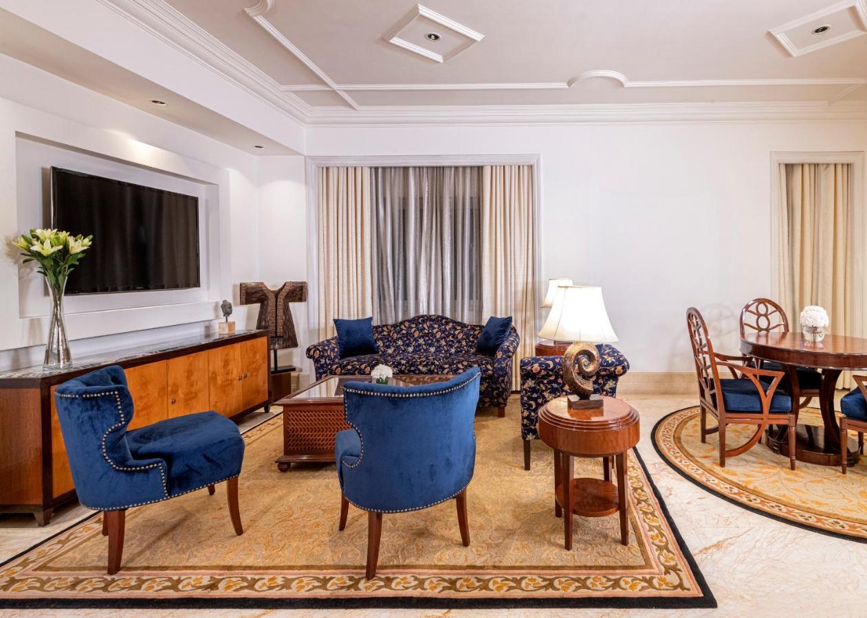 Hotel The Claridges Nueva Delhi Exterior foto A living room in a hotel suite