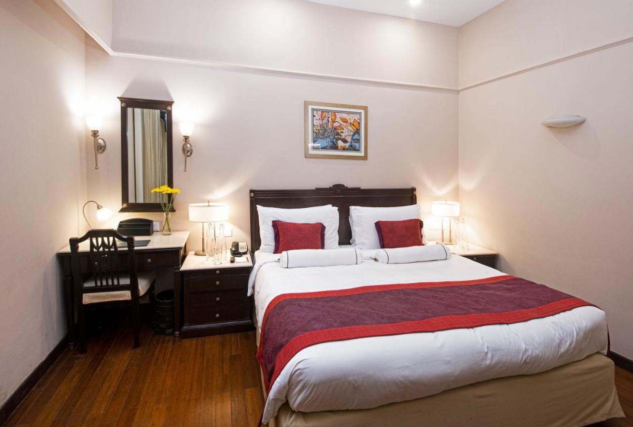 Hotel The Claridges Nueva Delhi Exterior foto A room at the hotel