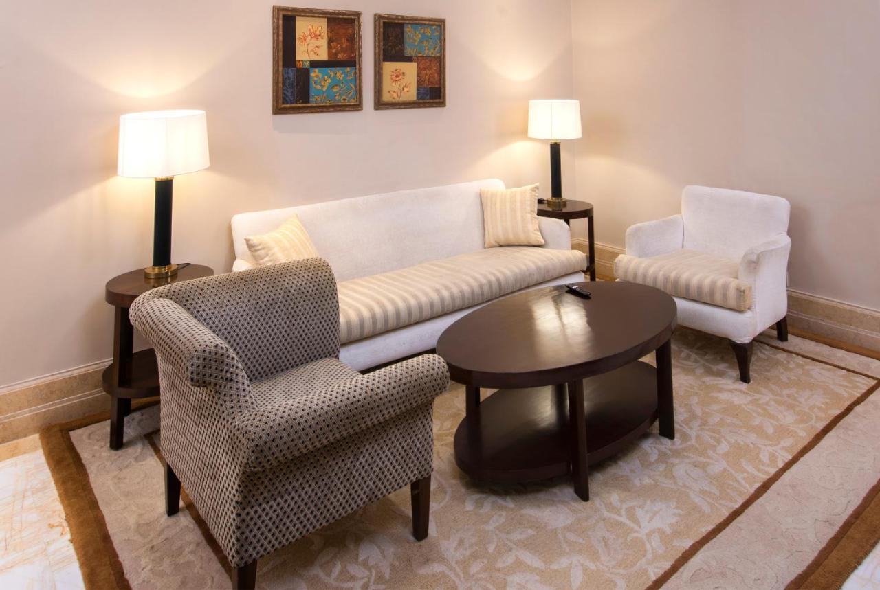 Hotel The Claridges Nueva Delhi Exterior foto A living room