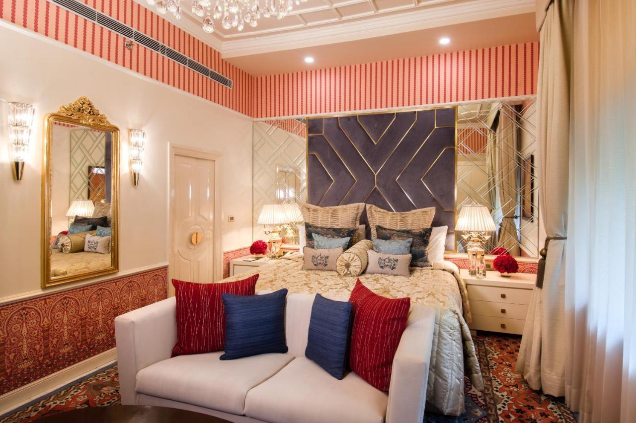 Hotel The Claridges Nueva Delhi Exterior foto A bedroom at the Taj Mahal Palace