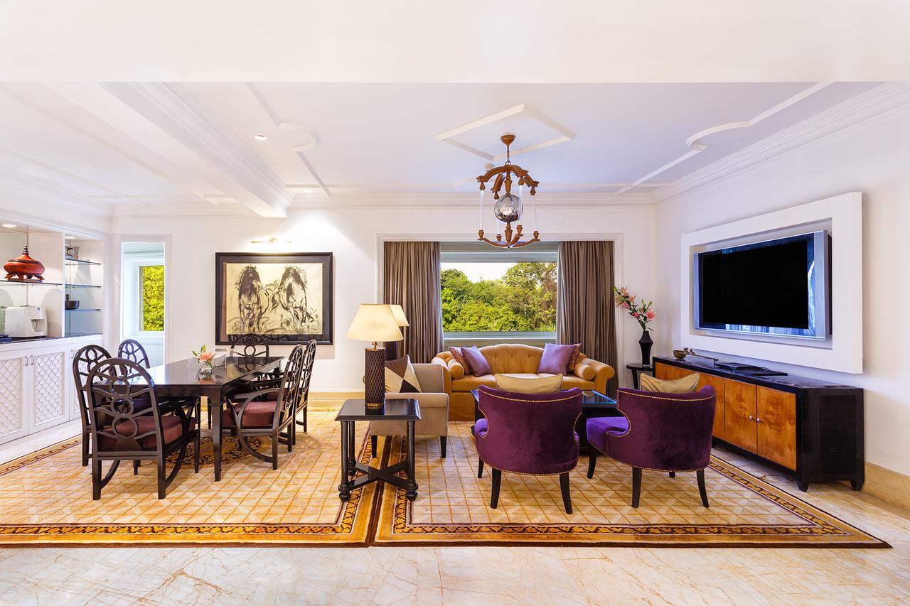 Hotel The Claridges Nueva Delhi Exterior foto A living room in a suite at the Four Seasons Hotel, Mumbai
